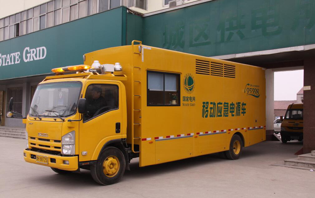 揚州兩輛移動電源車第一時間趕赴阜寧受災(zāi)現(xiàn)場，為災(zāi)區(qū)人民送電