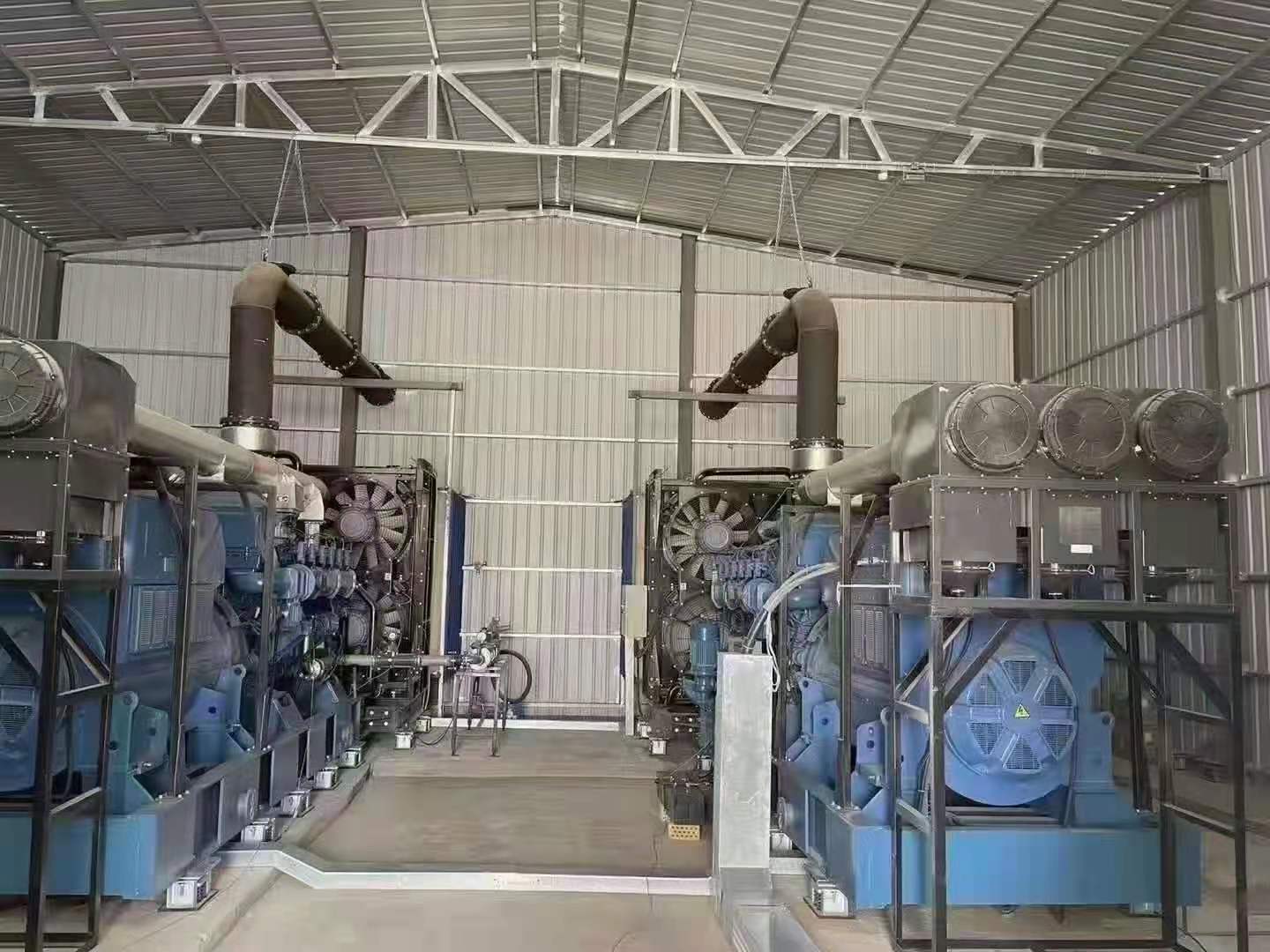 青海客戶機組巡檢現(xiàn)場，兩臺玉柴高壓發(fā)電機并機！